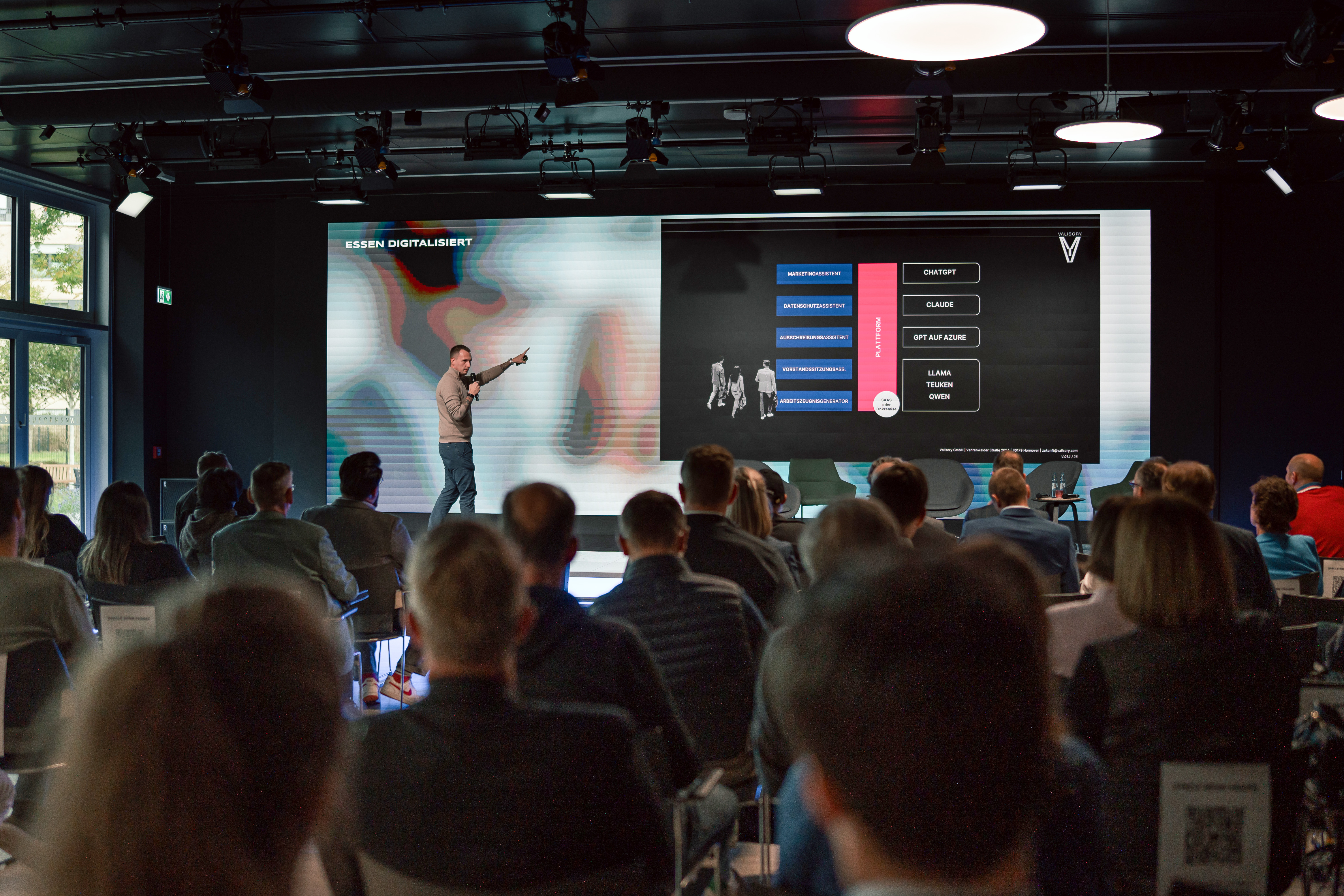 Bühnenmoment bei Essen digitalisiert: Redner vor Publikum mit großer Leinwand